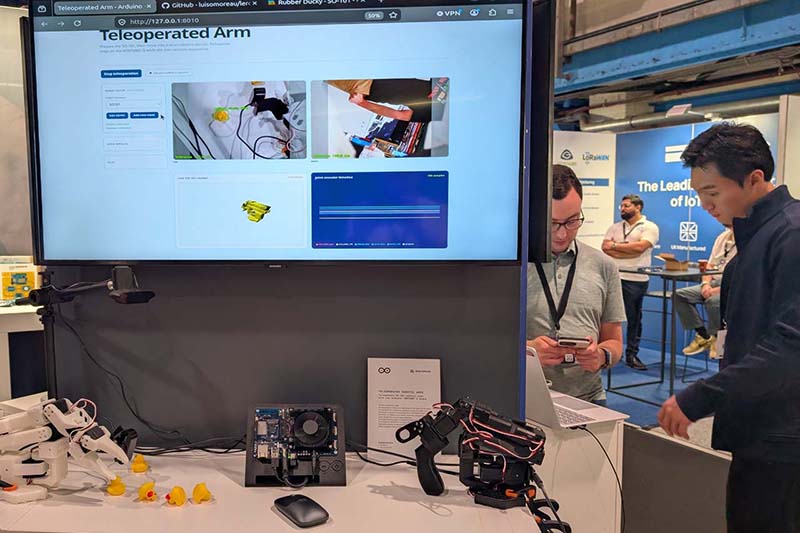 Der VENTUNO Q steuert einen SO-101-Roboterarm