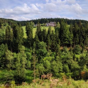 Der Blick zum Hotel Schwarz Alm