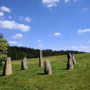 Mini Stonehenge vor dem Hotel