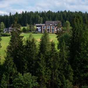 Blick vom Hügel gegenüber auf das Hotel Schwarz Alm